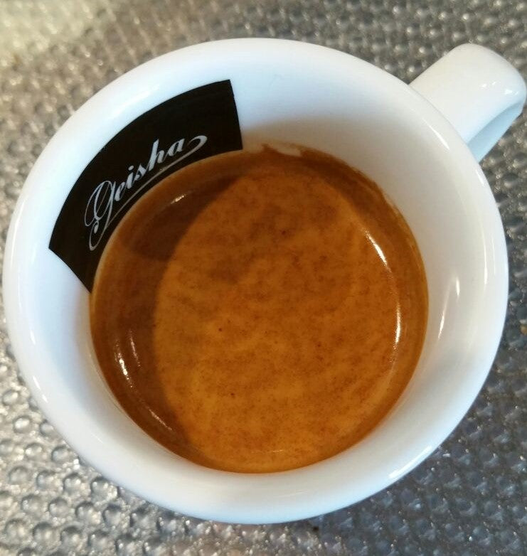 Café-Geisha-aromático-cremoso-afrutado-dulce-españa-recién-tostado.OBJETIVO. Intentaremos obtener una crema densa, moteada, color avellana y sin burbujas. Esta crema moteada, atigrada, es indicativo de una extracción de café, PERFECTA. Es lo que los italianos denominan TIGRATTO.