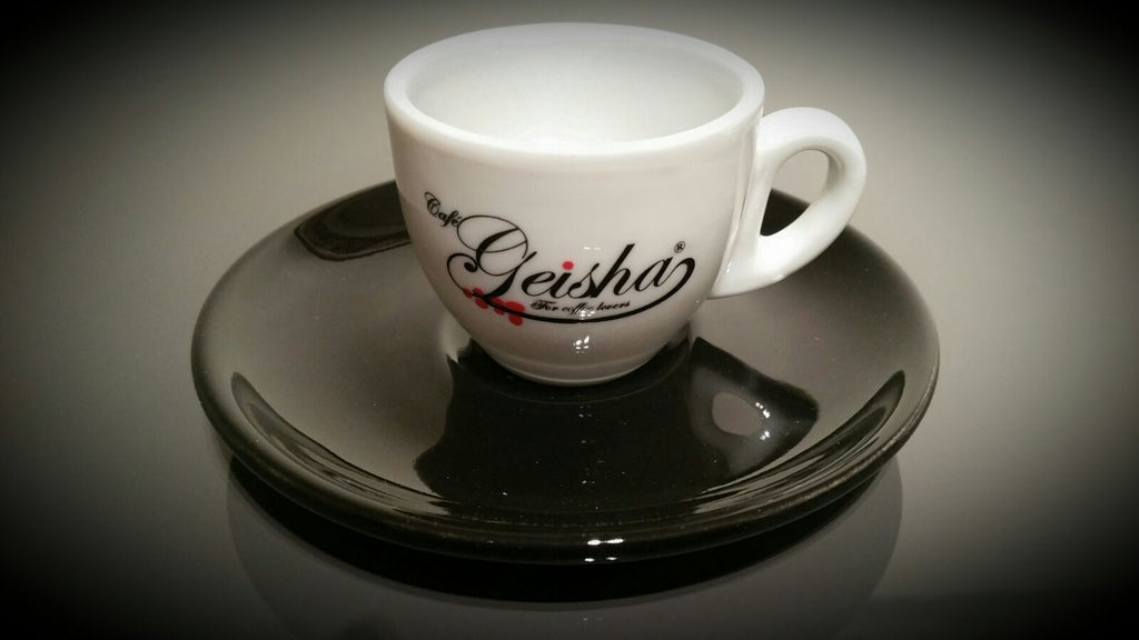 Café-Geisha-aromático-cremoso-afrutado-dulce-españa-recién-tostado.VAJILLA. Calentar bien la máquina. Dejar correr agua por el grupo  Es muy importante limpiar la máquina de café, antes y después de utilizarla. Debemos calentar también la taza. Utilizar tazas cónicas para facilitar así que el chorro de café resbale al deslizarse por la taza.